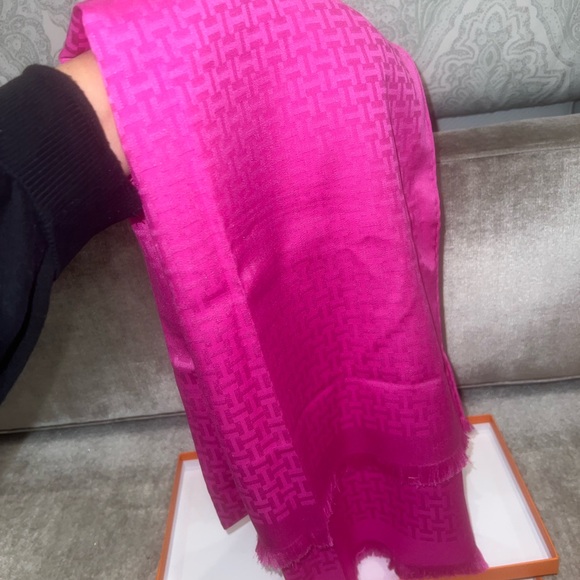 Hermes Fuchsia silk scarf - Picture 3 of 5